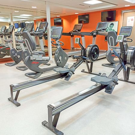 Crowne Plaza Dubai Deira, an IHG Hotel Bagian luar foto Rowing machines in a gym