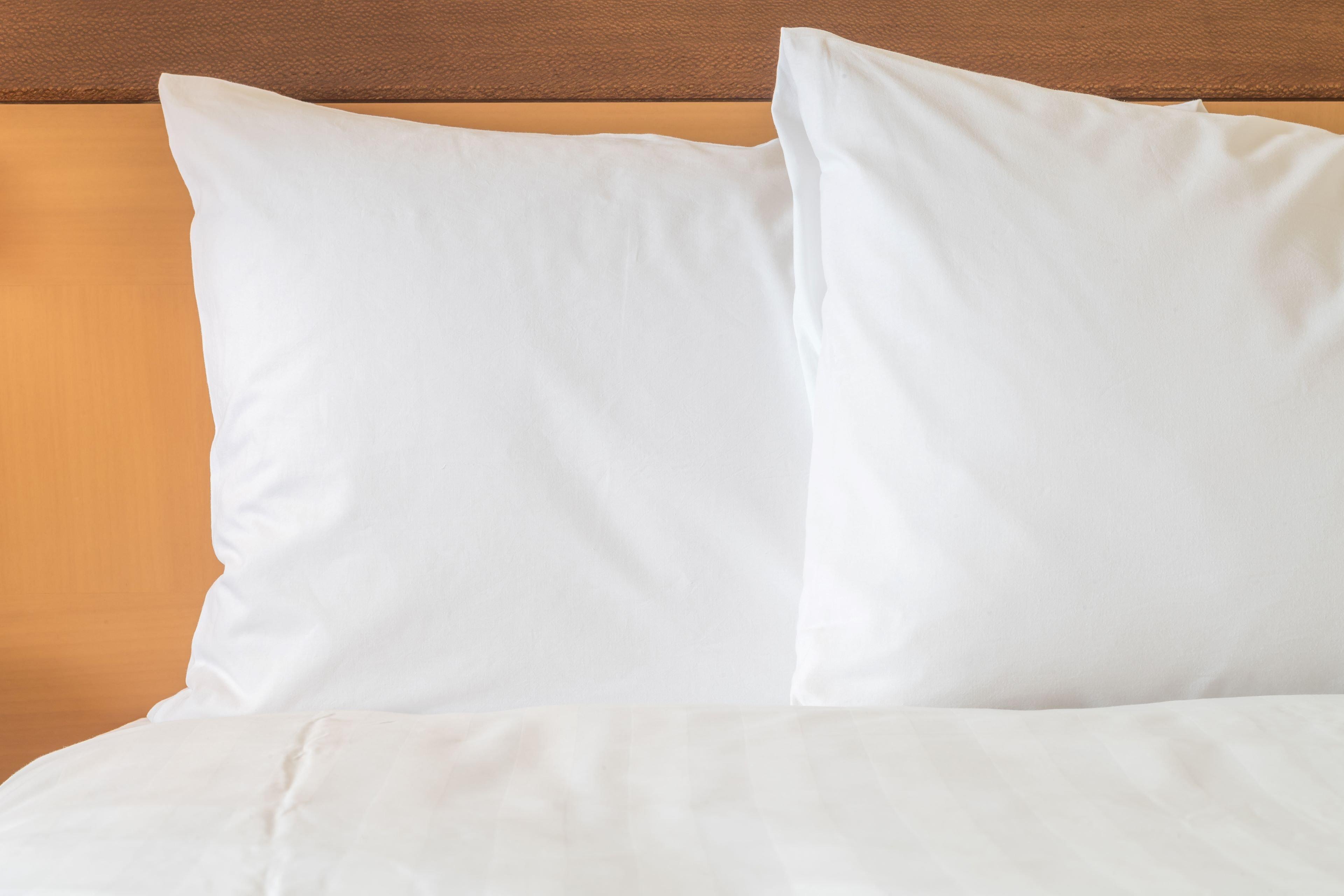 Crowne Plaza Dubai Deira, an IHG Hotel Bagian luar foto Two pillows on a bed
