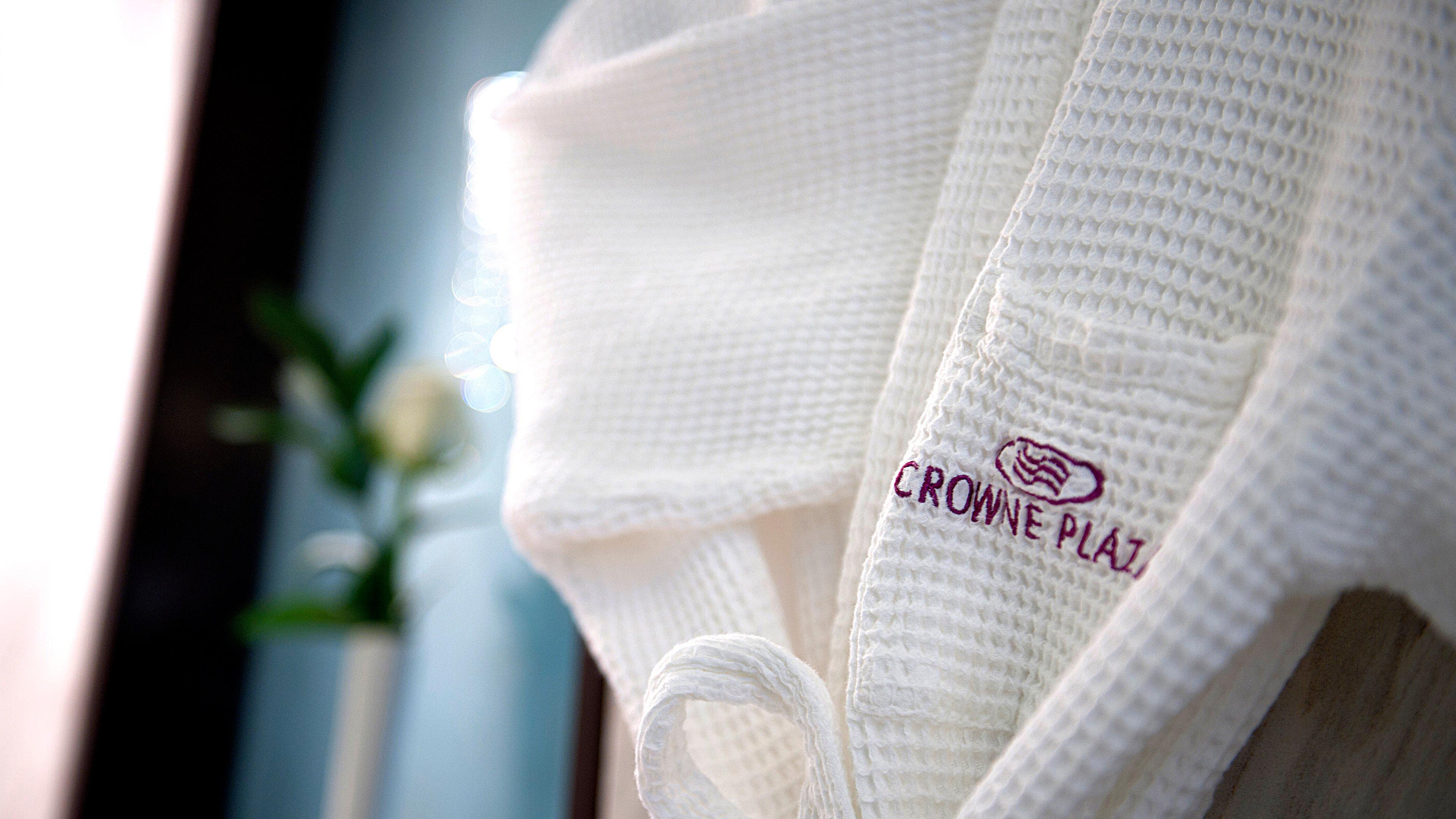 Crowne Plaza Dubai Deira, an IHG Hotel Bagian luar foto A bathrobe