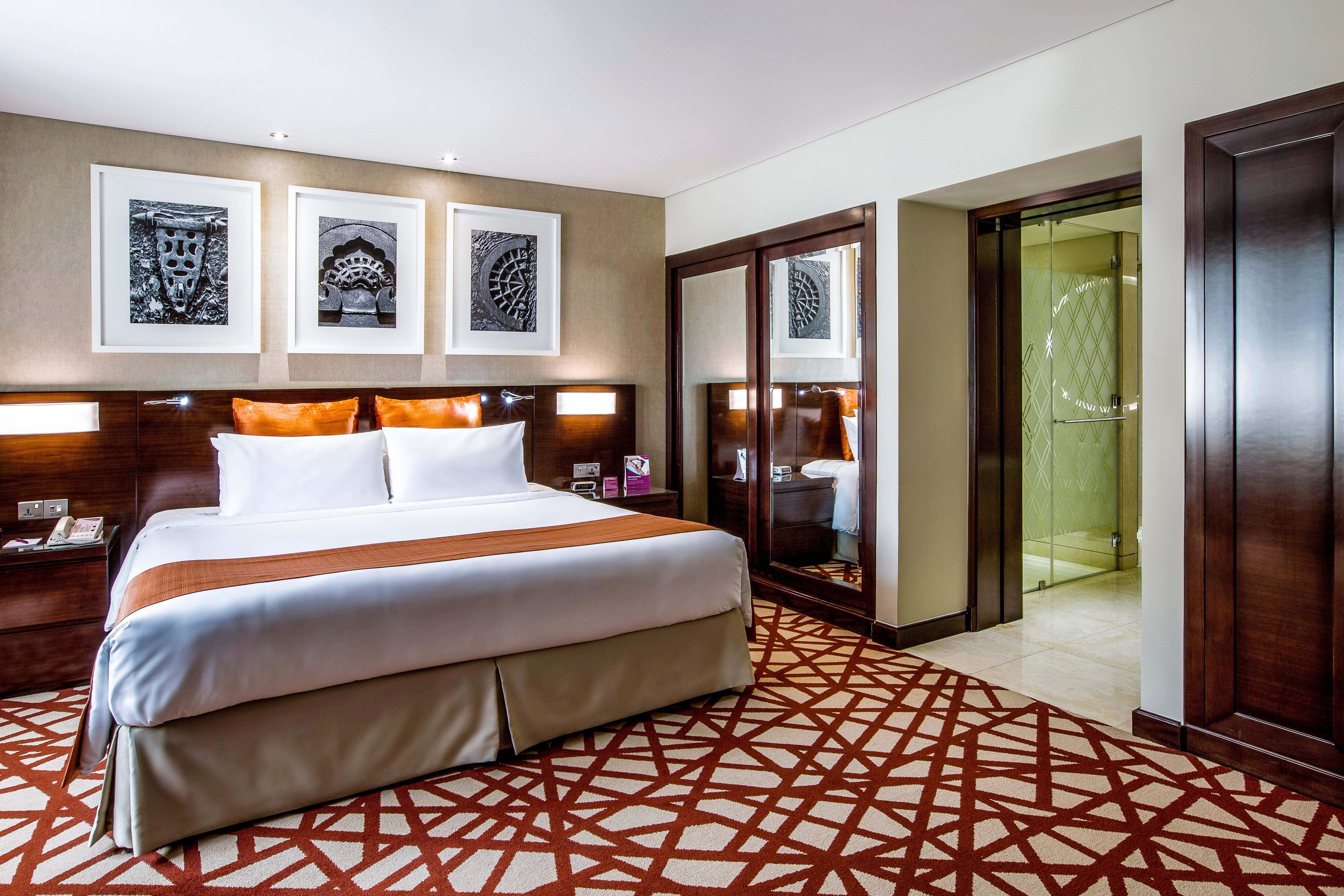 Crowne Plaza Dubai Deira, an IHG Hotel Bagian luar foto A bedroom at the hotel