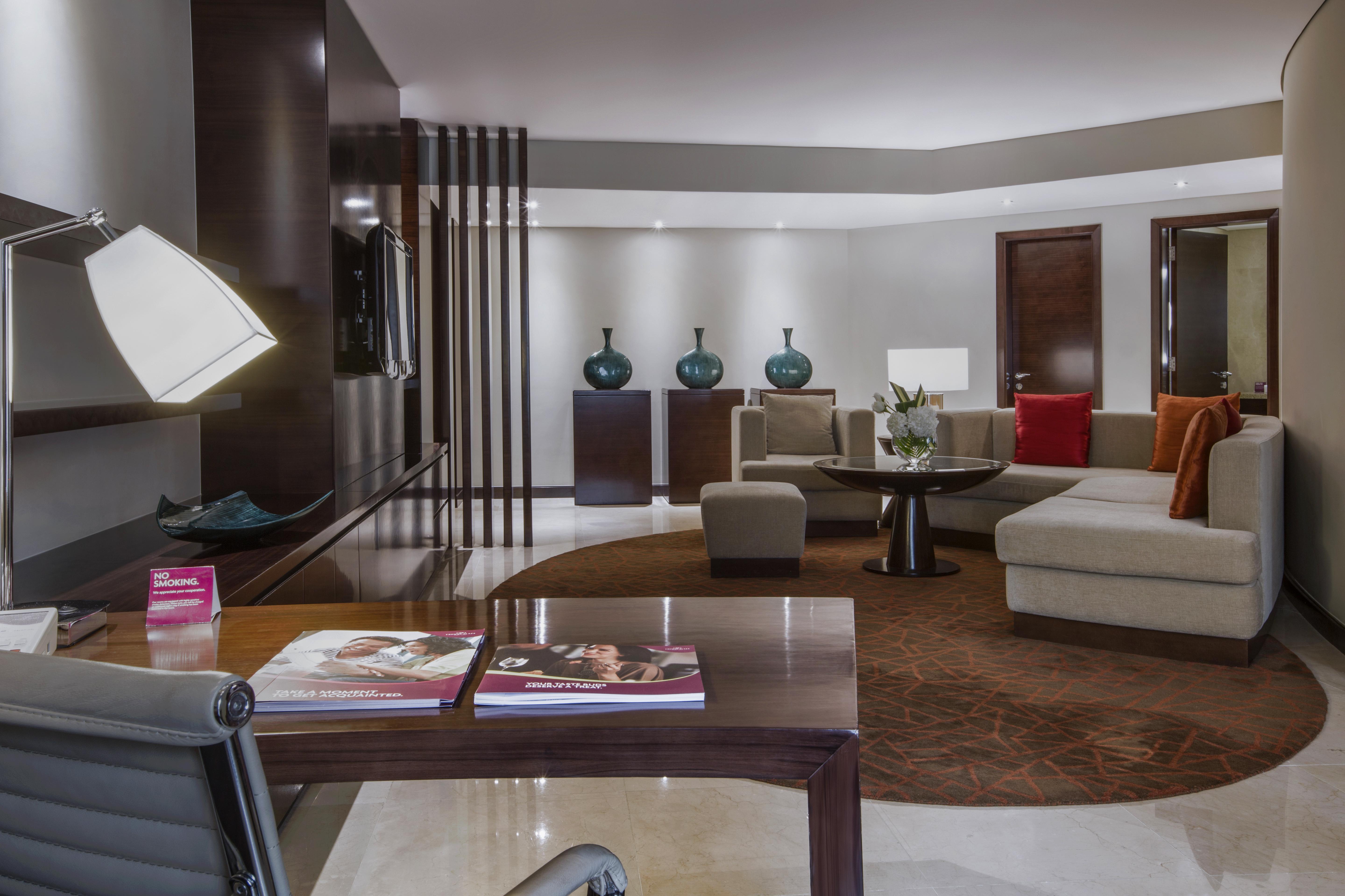 Crowne Plaza Dubai Deira, an IHG Hotel Bagian luar foto A suite at the hotel