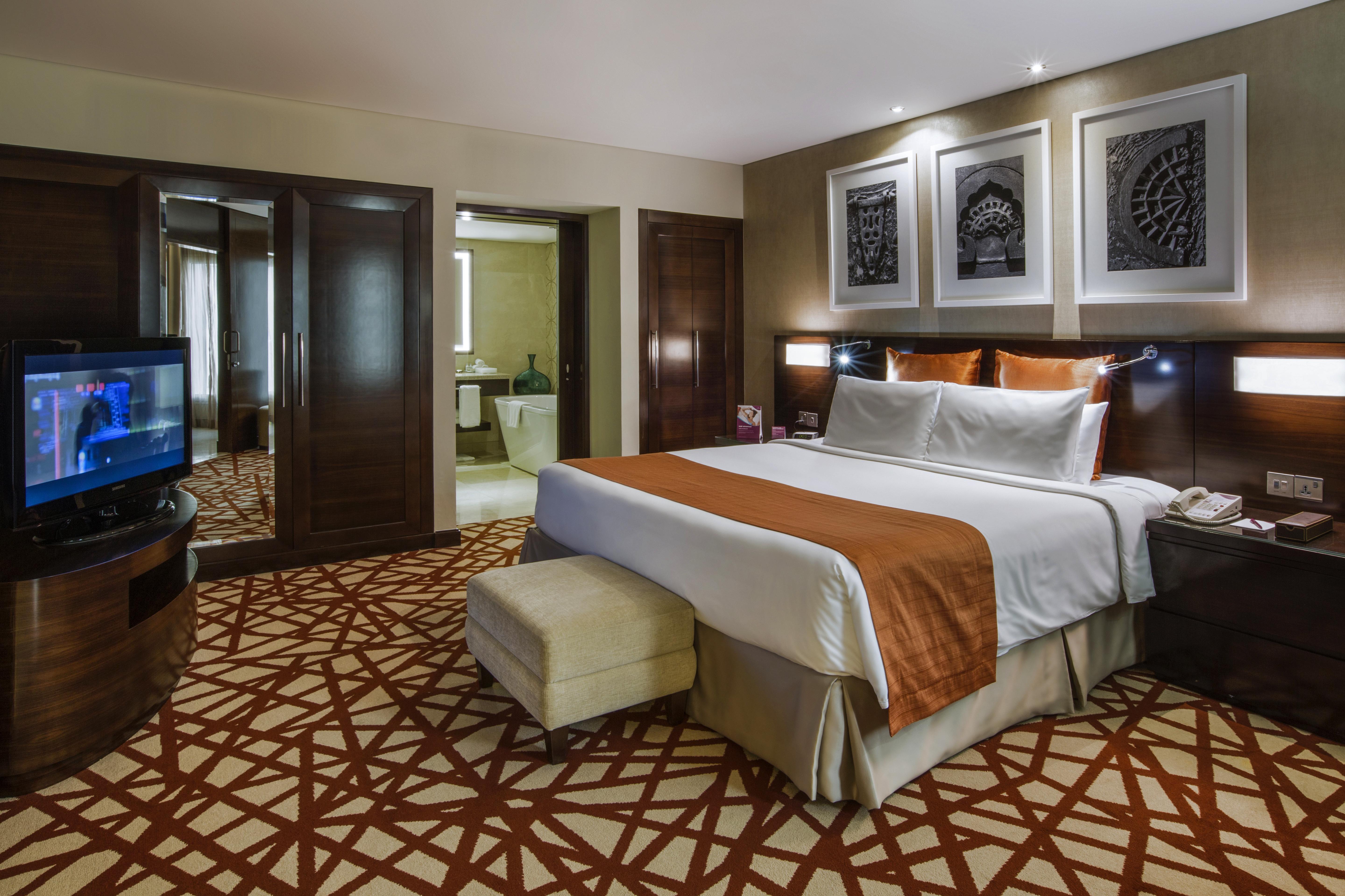 Crowne Plaza Dubai Deira, an IHG Hotel Bagian luar foto A bedroom at the hotel