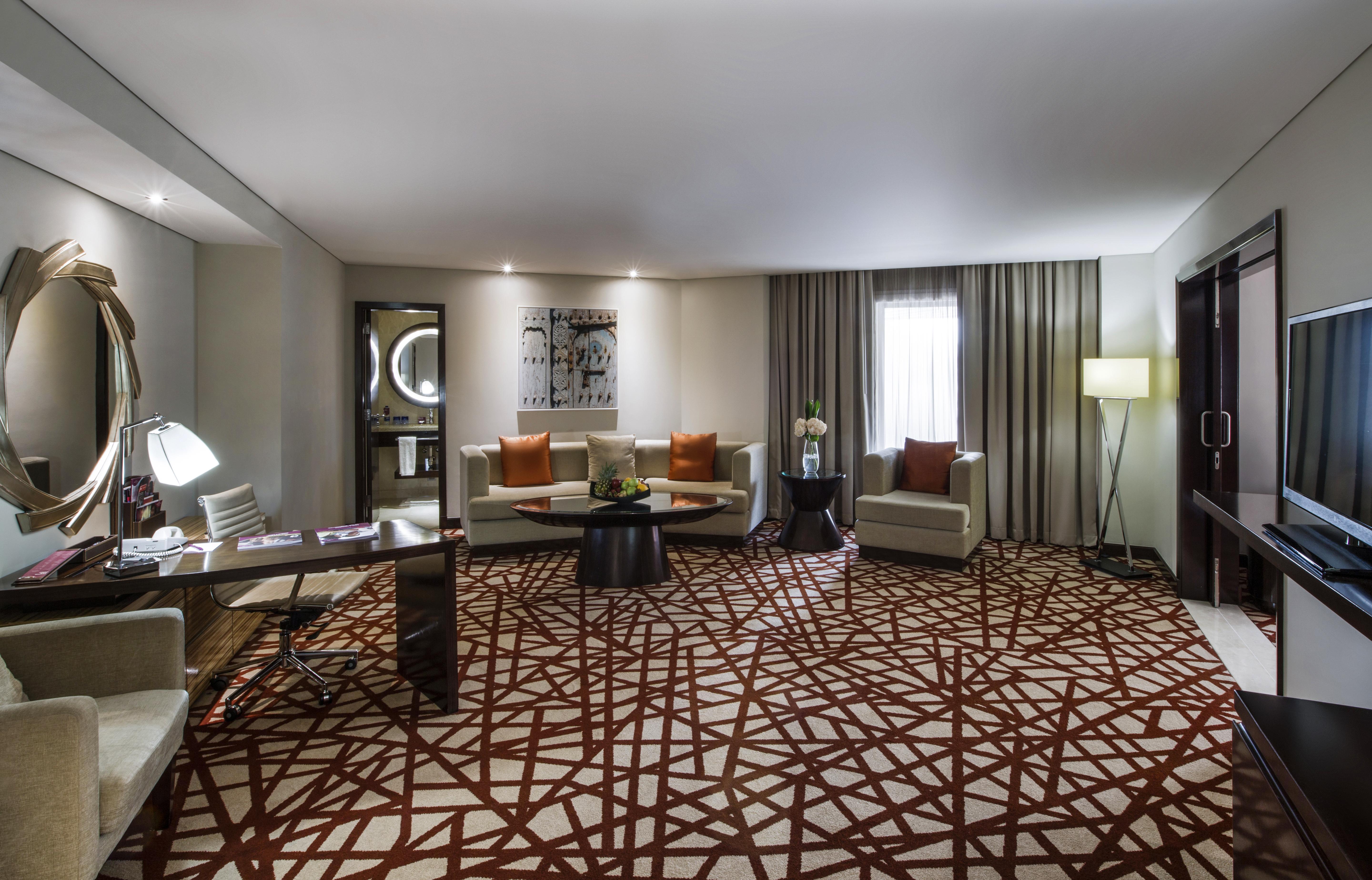 Crowne Plaza Dubai Deira, an IHG Hotel Bagian luar foto A suite at the hotel