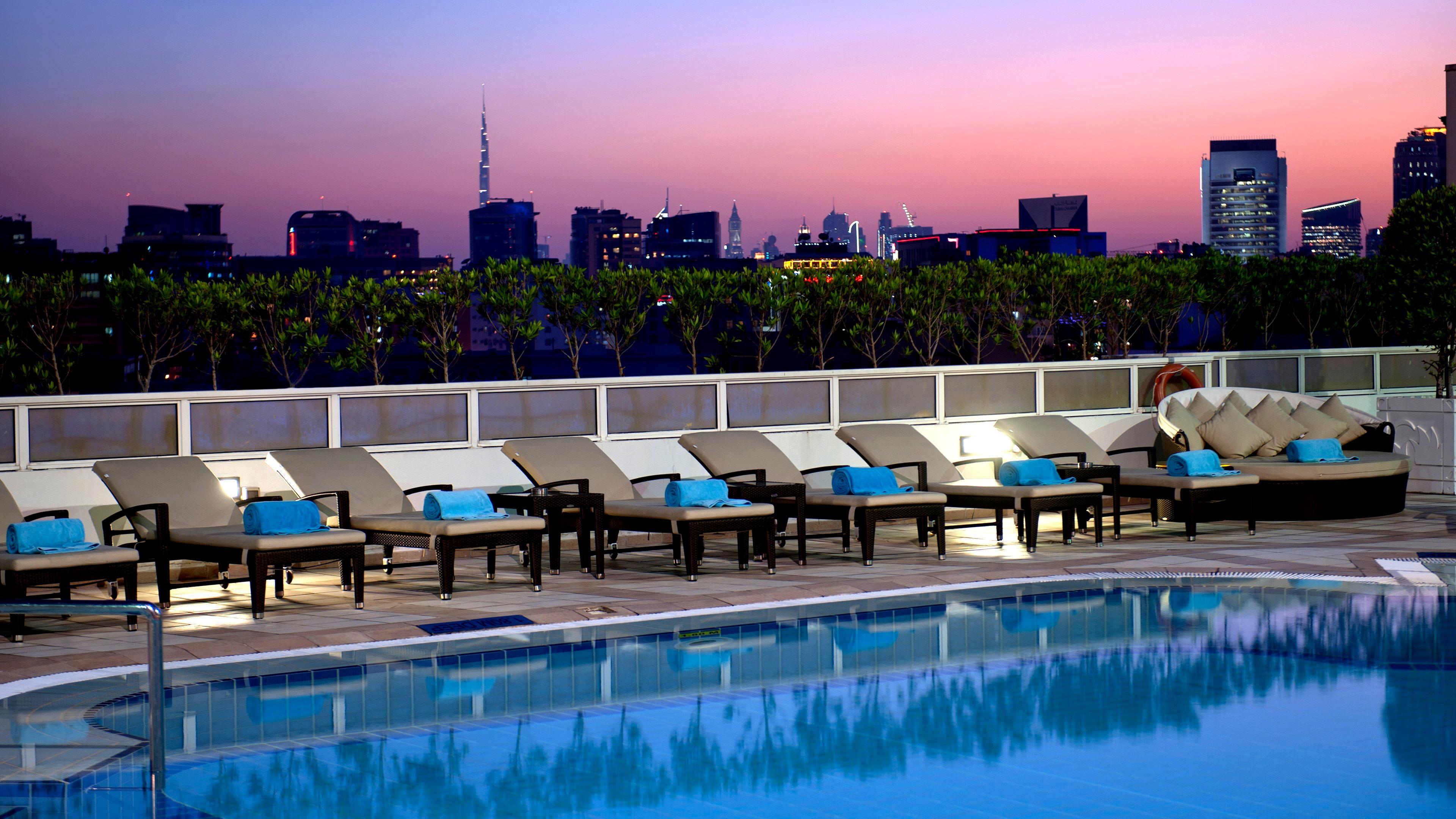 Crowne Plaza Dubai Deira, an IHG Hotel Fasilitas foto Rooftop pool at the W Hollywood