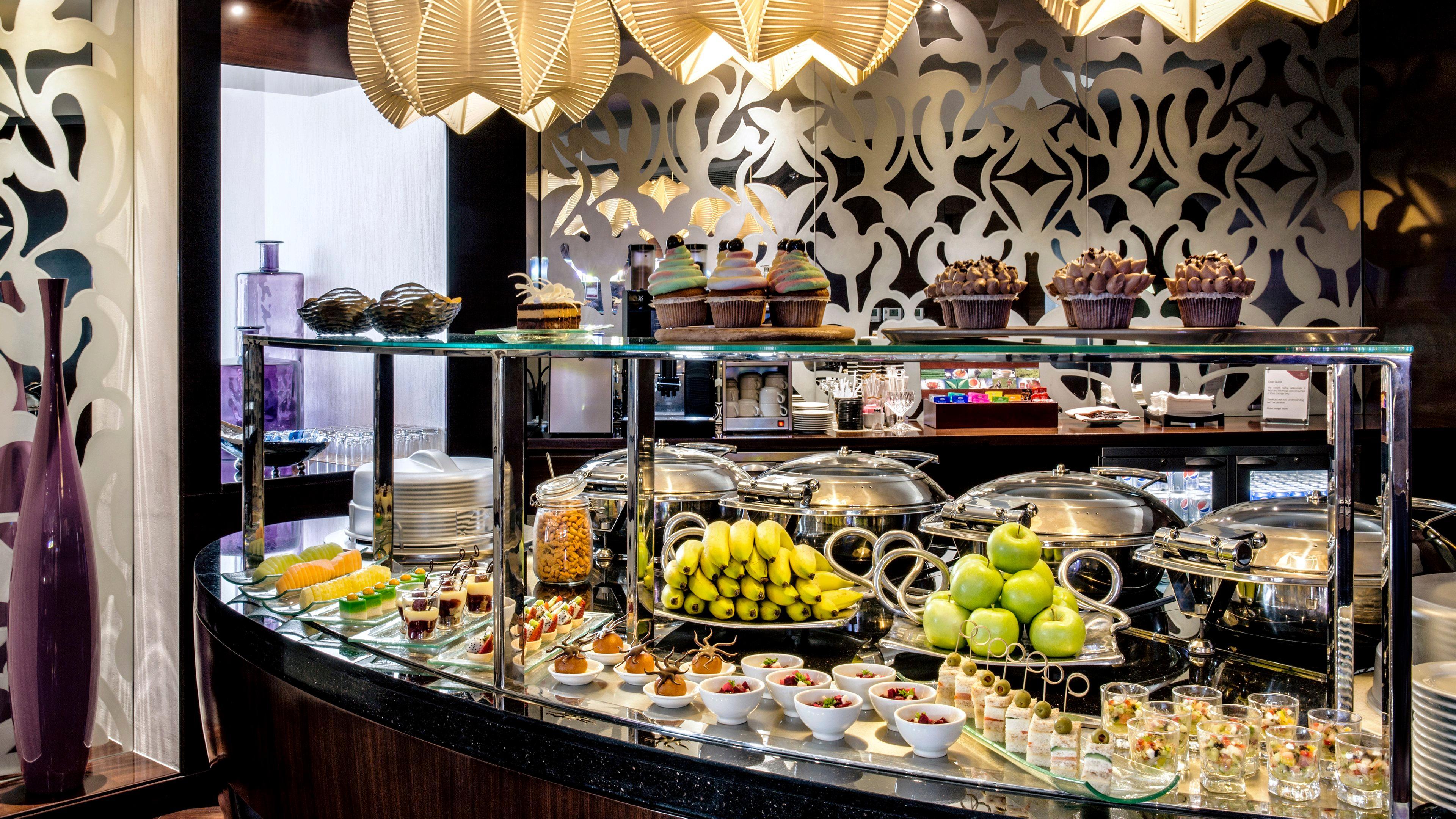 Crowne Plaza Dubai Deira, an IHG Hotel Bagian luar foto A buffet at a hotel