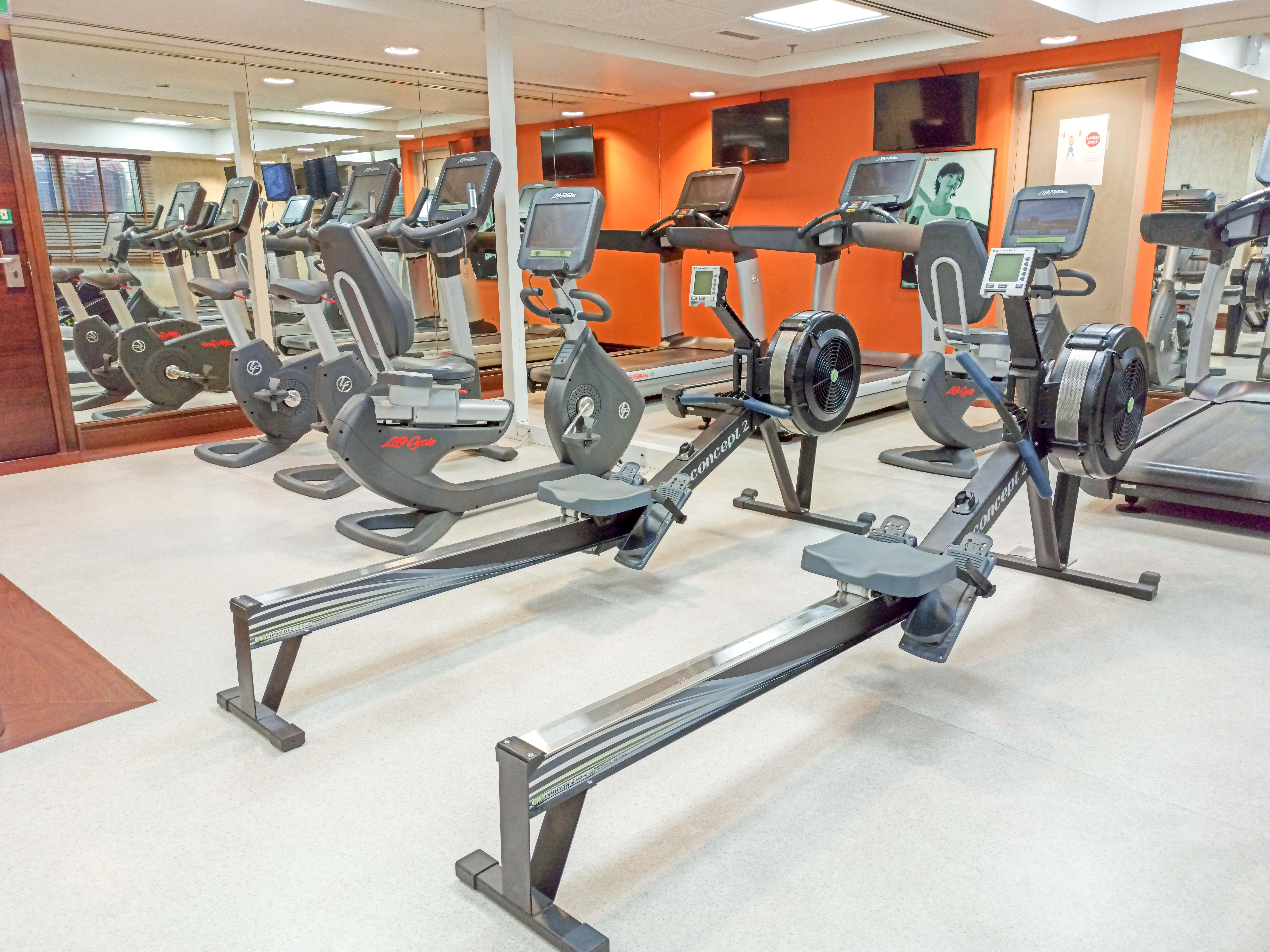 Crowne Plaza Dubai Deira, an IHG Hotel Bagian luar foto Rowing machines in a gym