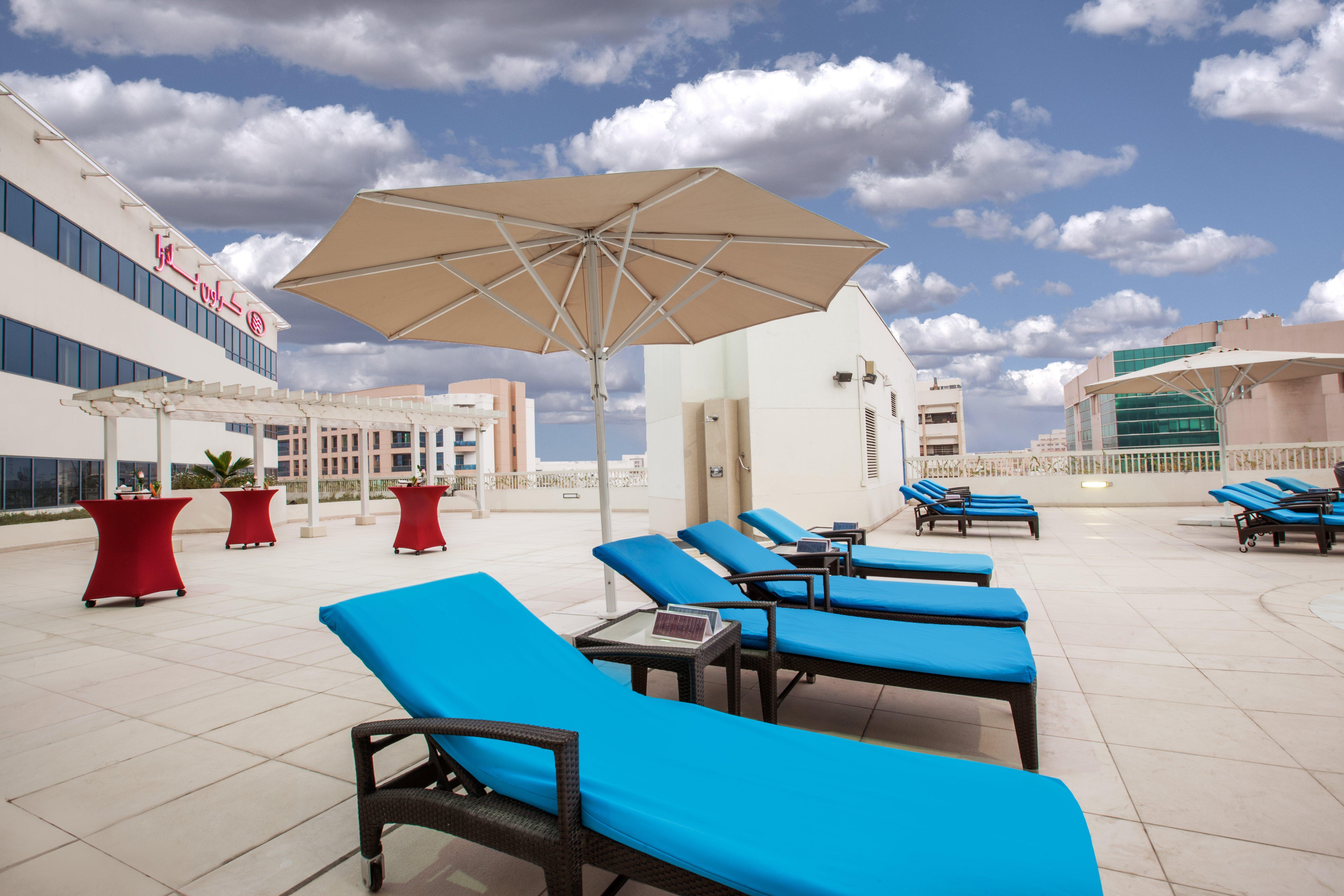 Crowne Plaza Dubai Deira, an IHG Hotel Bagian luar foto Rooftop pool at the hotel