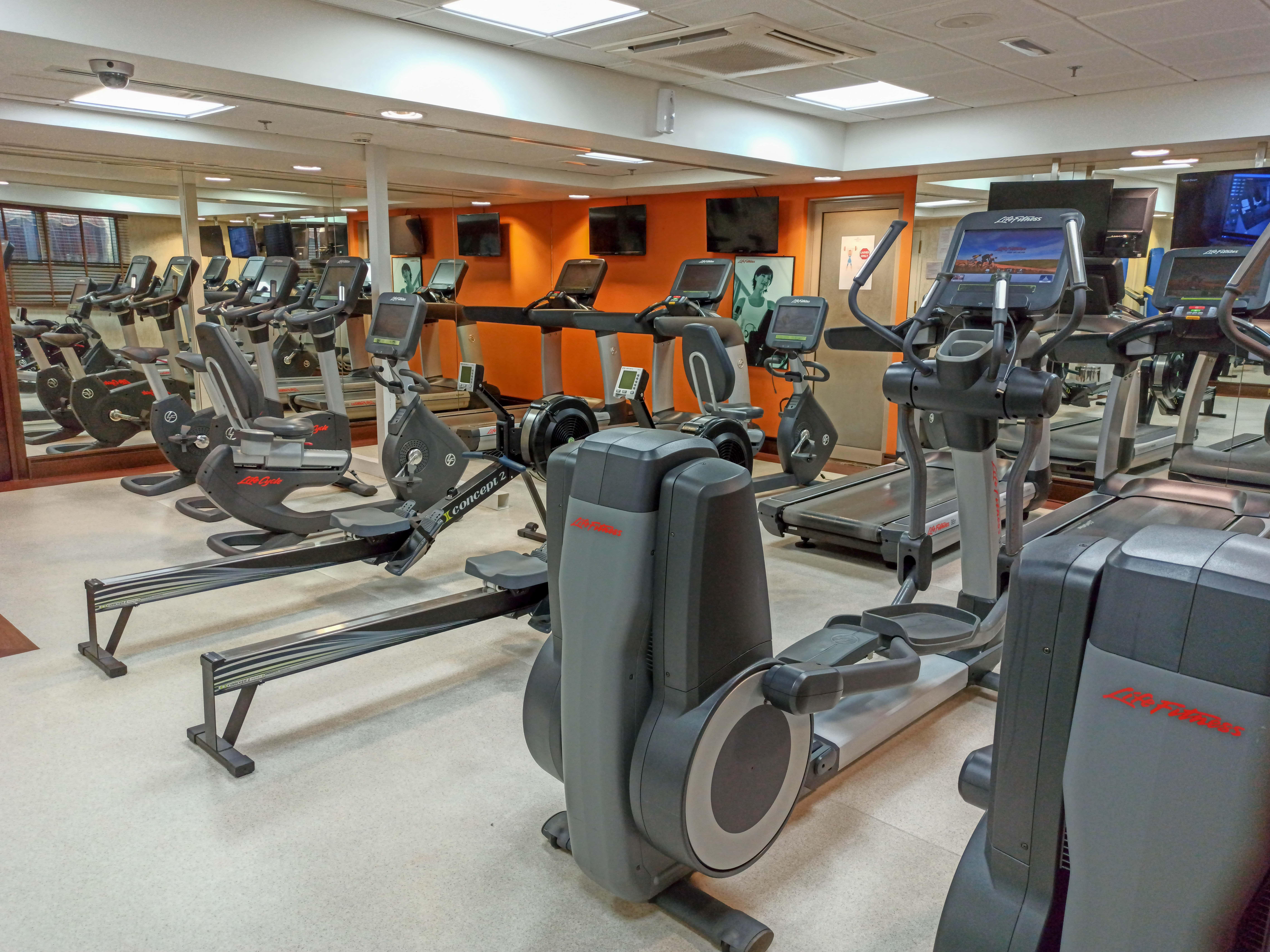 Crowne Plaza Dubai Deira, an IHG Hotel Bagian luar foto A typical gym