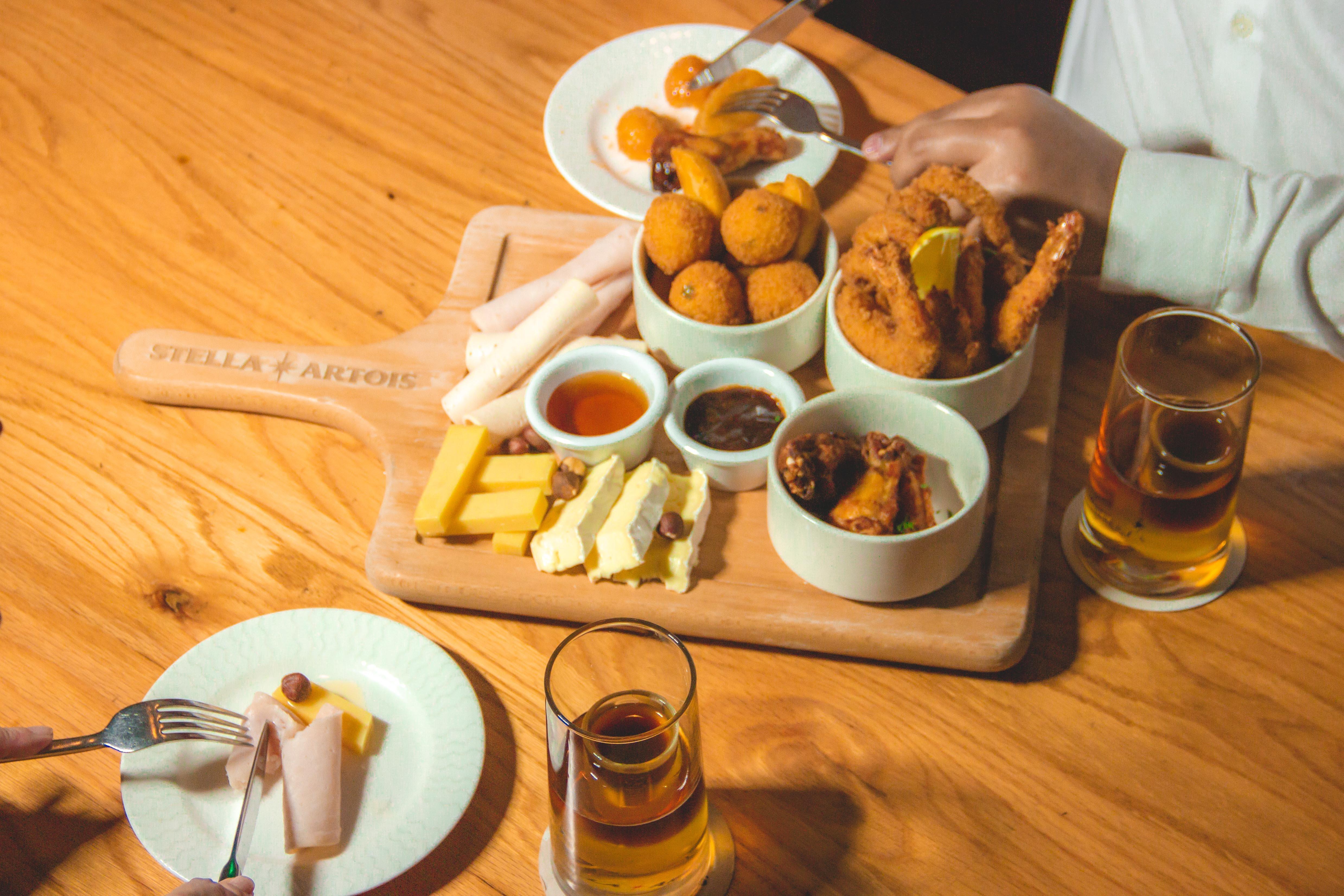 Crowne Plaza Dubai Deira, an IHG Hotel Bagian luar foto Cheese and beer