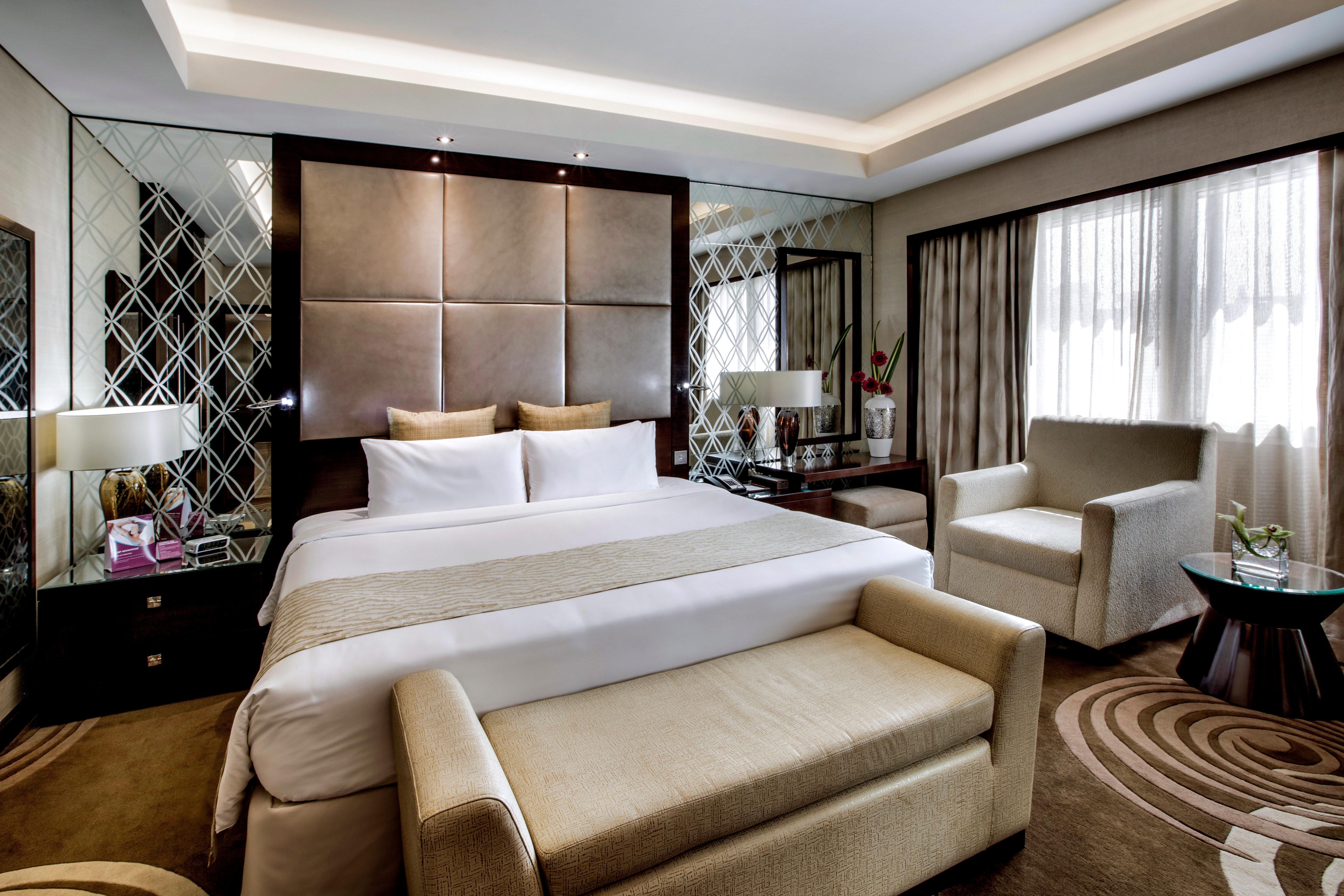 Crowne Plaza Dubai Deira, an IHG Hotel Bagian luar foto A bedroom at the Taj Mahal Palace, Mumbai