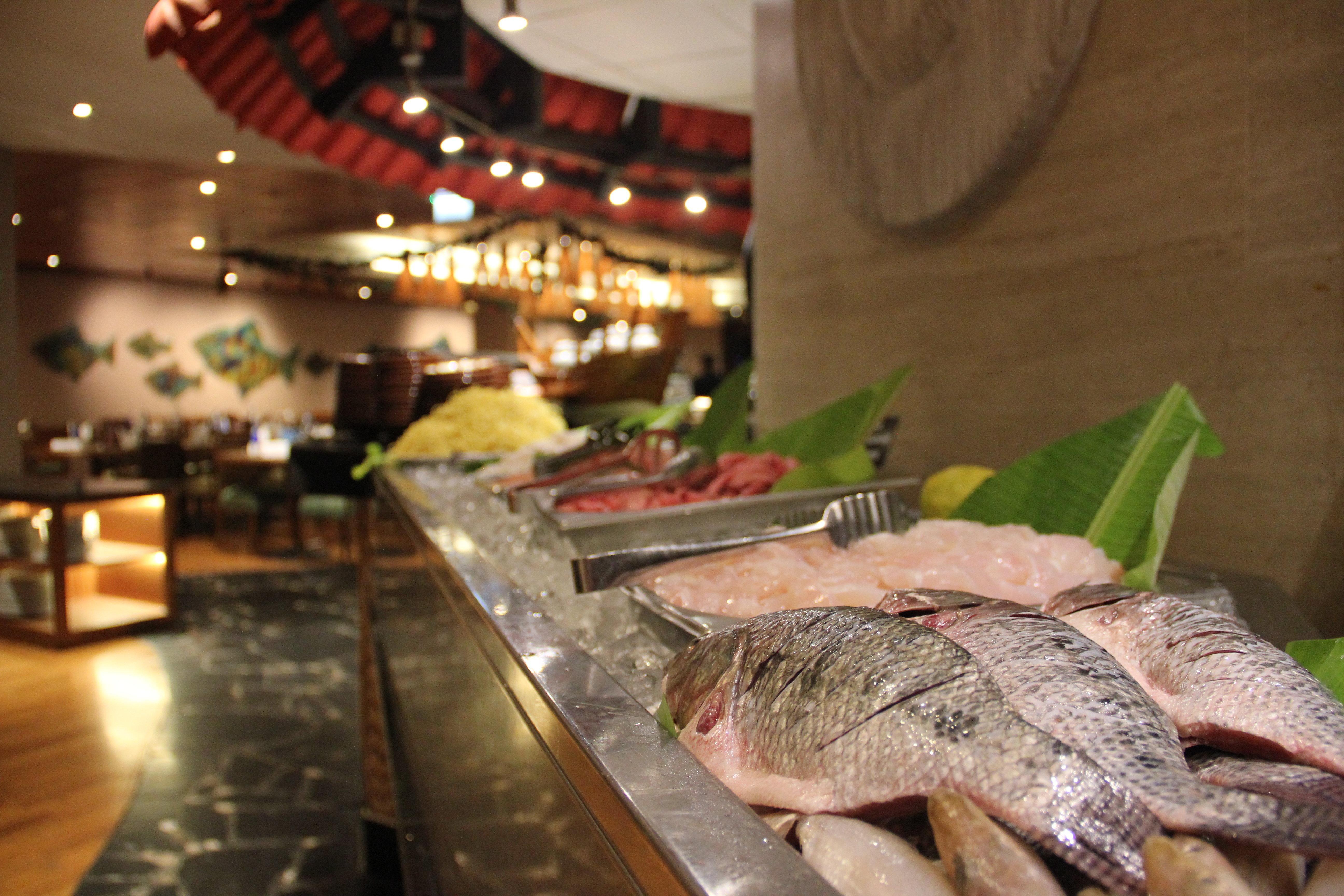 Crowne Plaza Dubai Deira, an IHG Hotel Bagian luar foto Seafood at a buffet