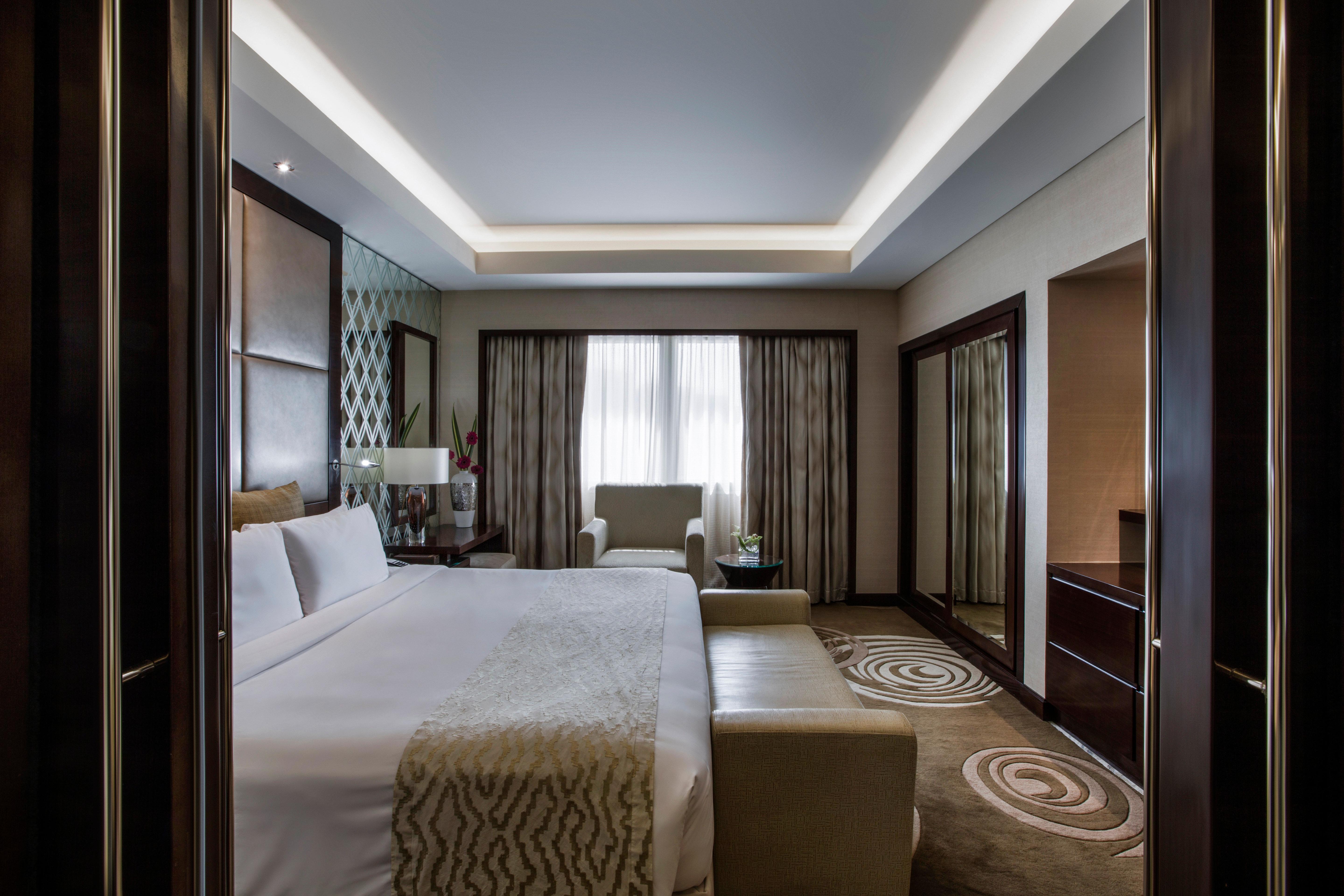 Crowne Plaza Dubai Deira, an IHG Hotel Bagian luar foto A bedroom at the hotel