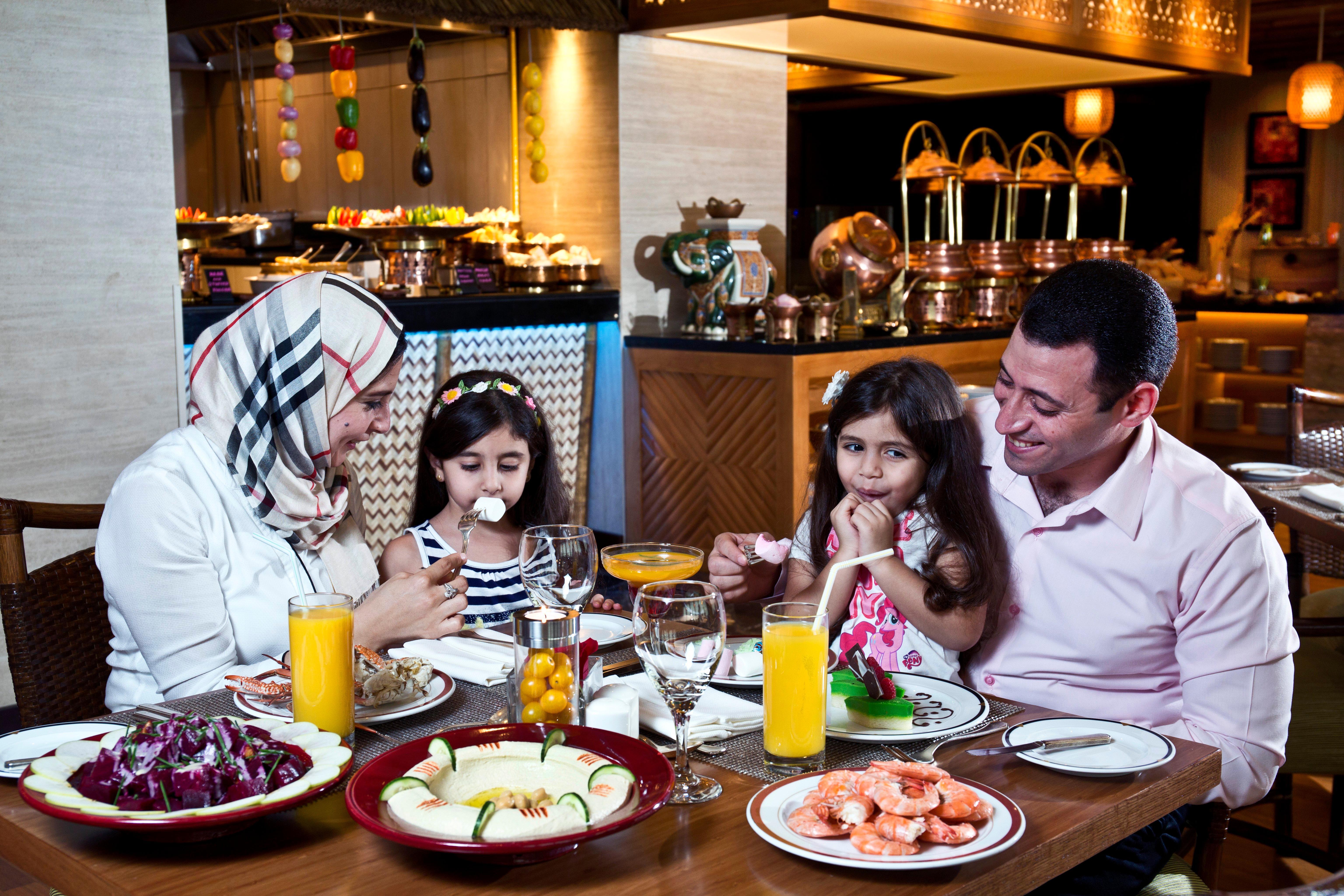 Crowne Plaza Dubai Deira, an IHG Hotel Bagian luar foto Family dining at the hotel