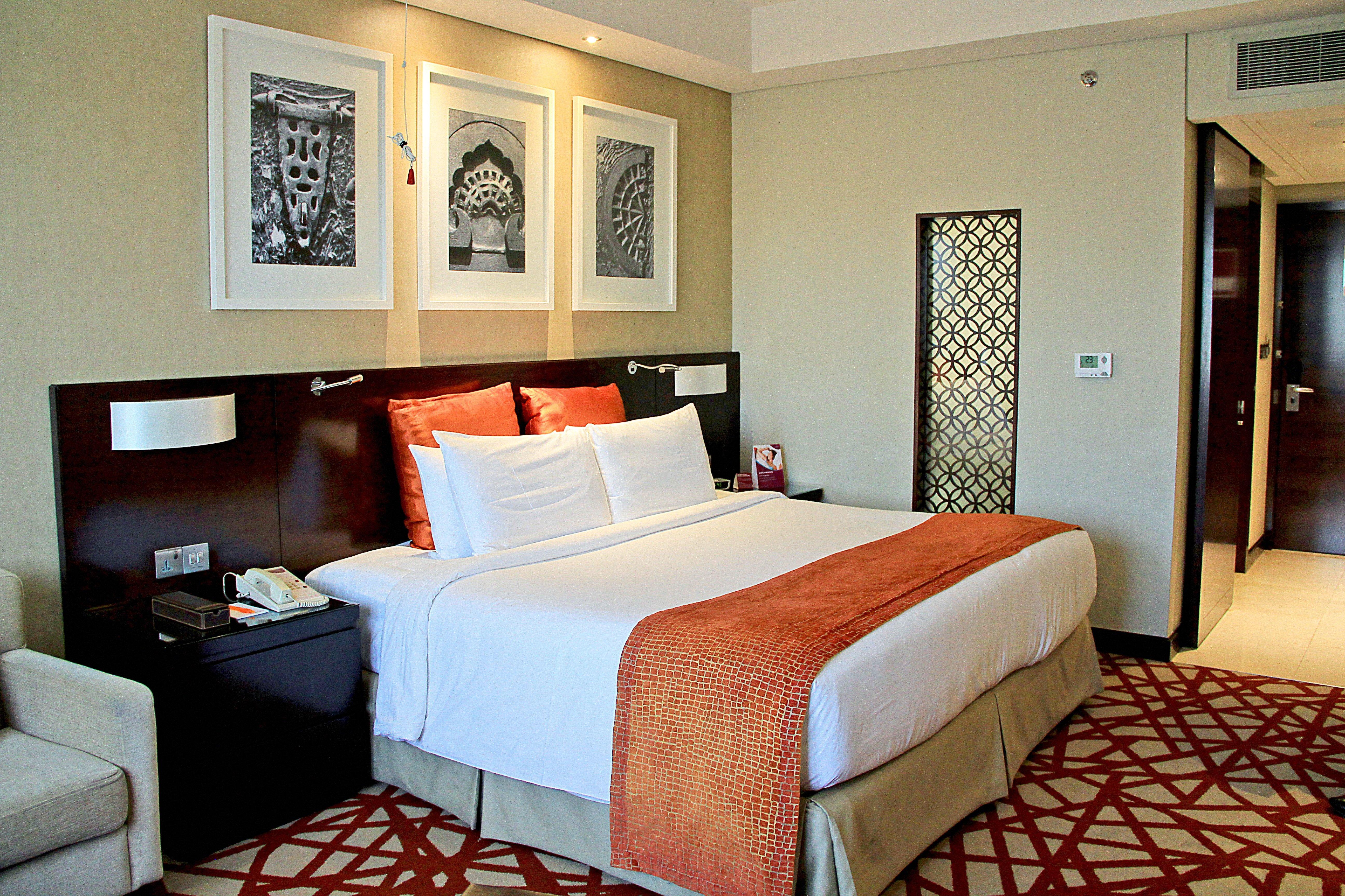 Crowne Plaza Dubai Deira, an IHG Hotel Bagian luar foto A bedroom at the Jumeirah Emirates Towers Hotel