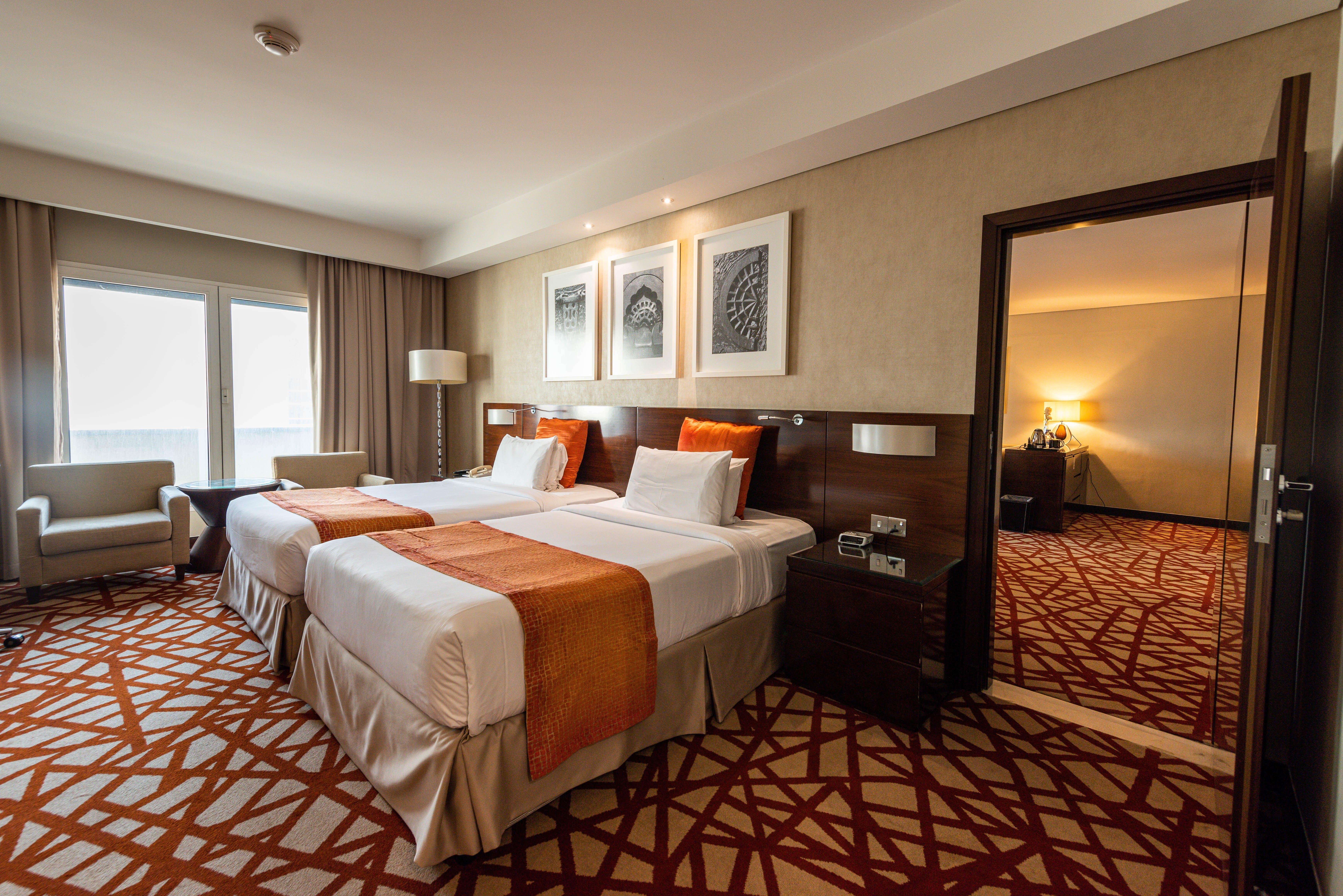 Crowne Plaza Dubai Deira, an IHG Hotel Bagian luar foto A room at the hotel