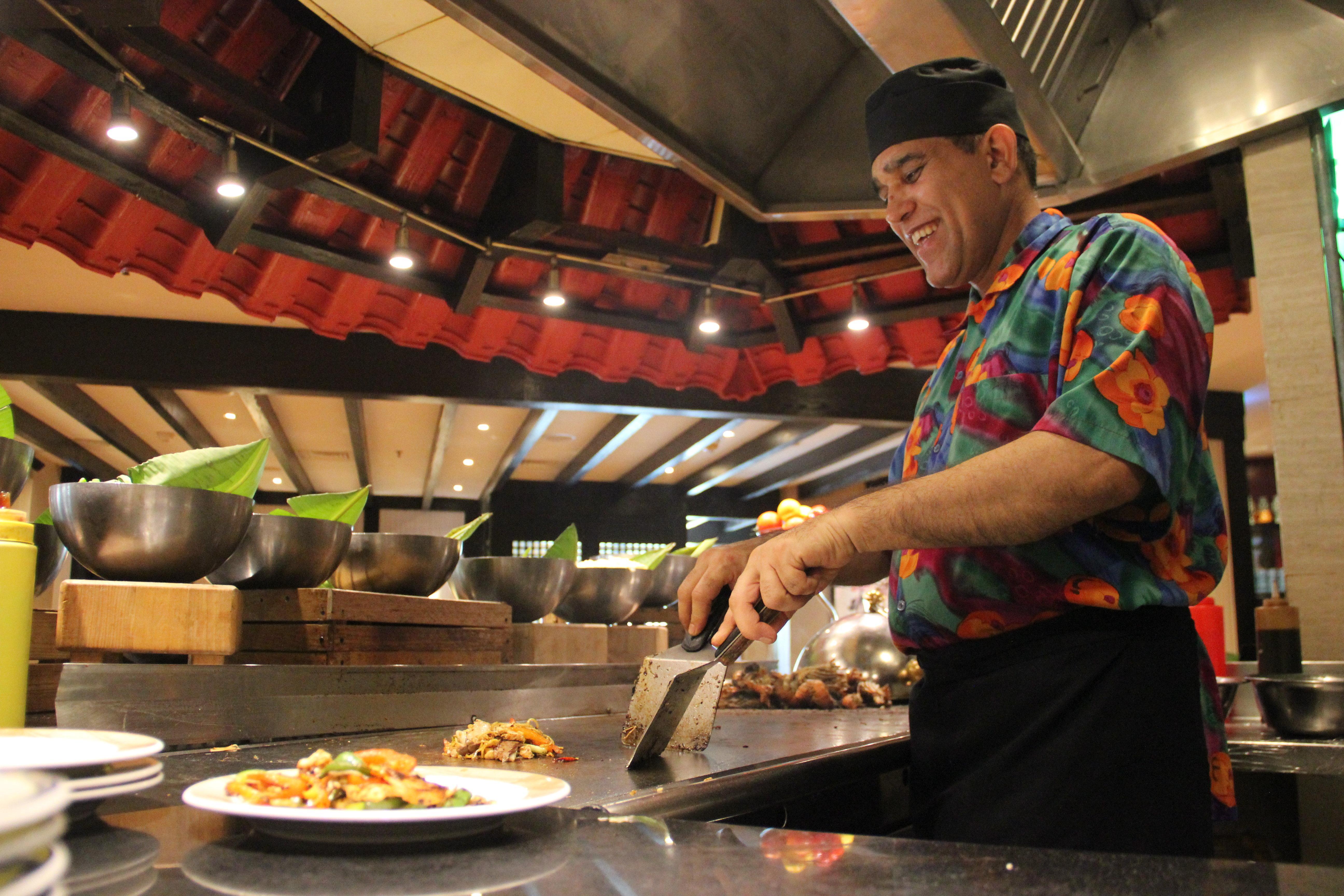Crowne Plaza Dubai Deira, an IHG Hotel Bagian luar foto A chef at work