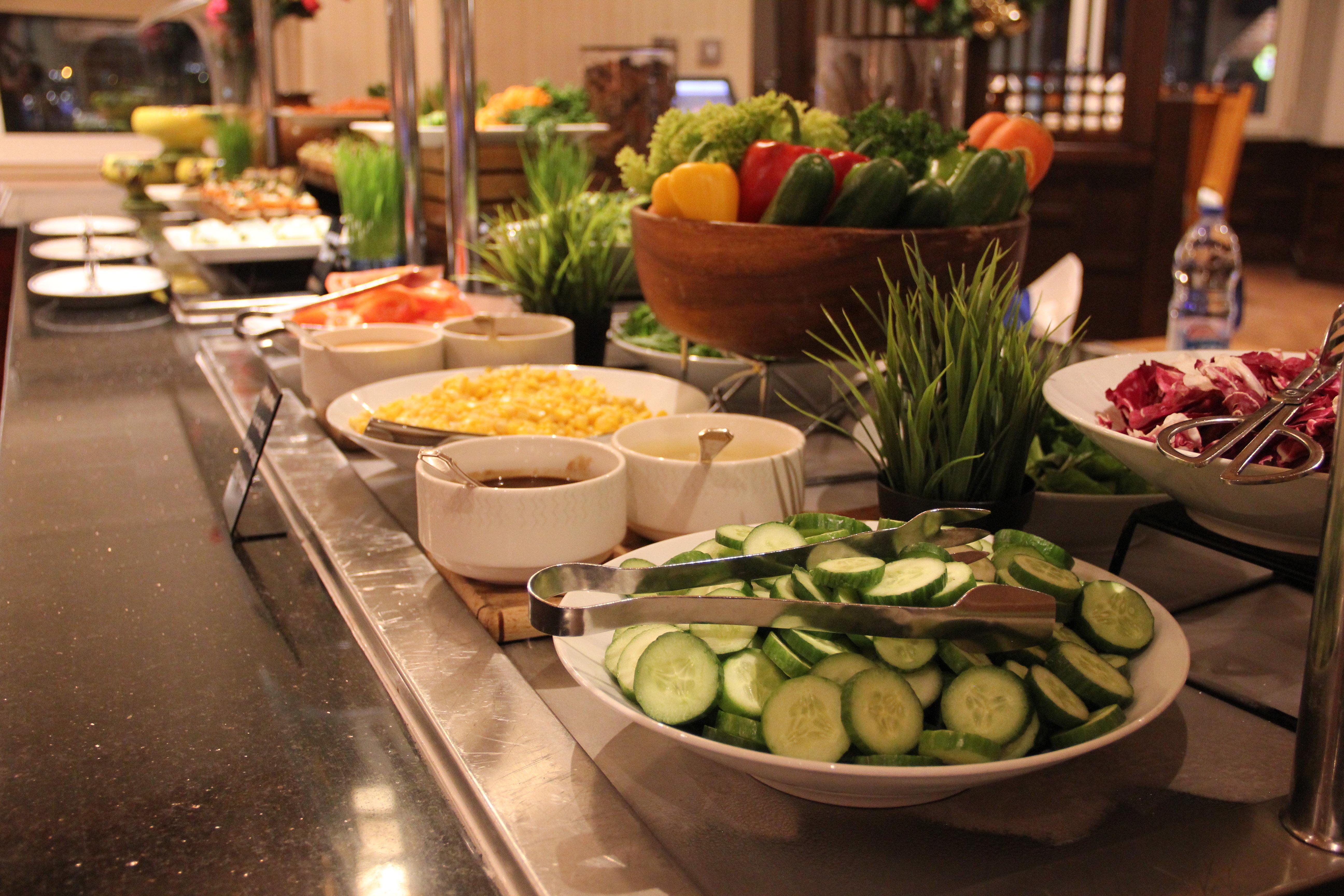 Crowne Plaza Dubai Deira, an IHG Hotel Bagian luar foto A salad bar