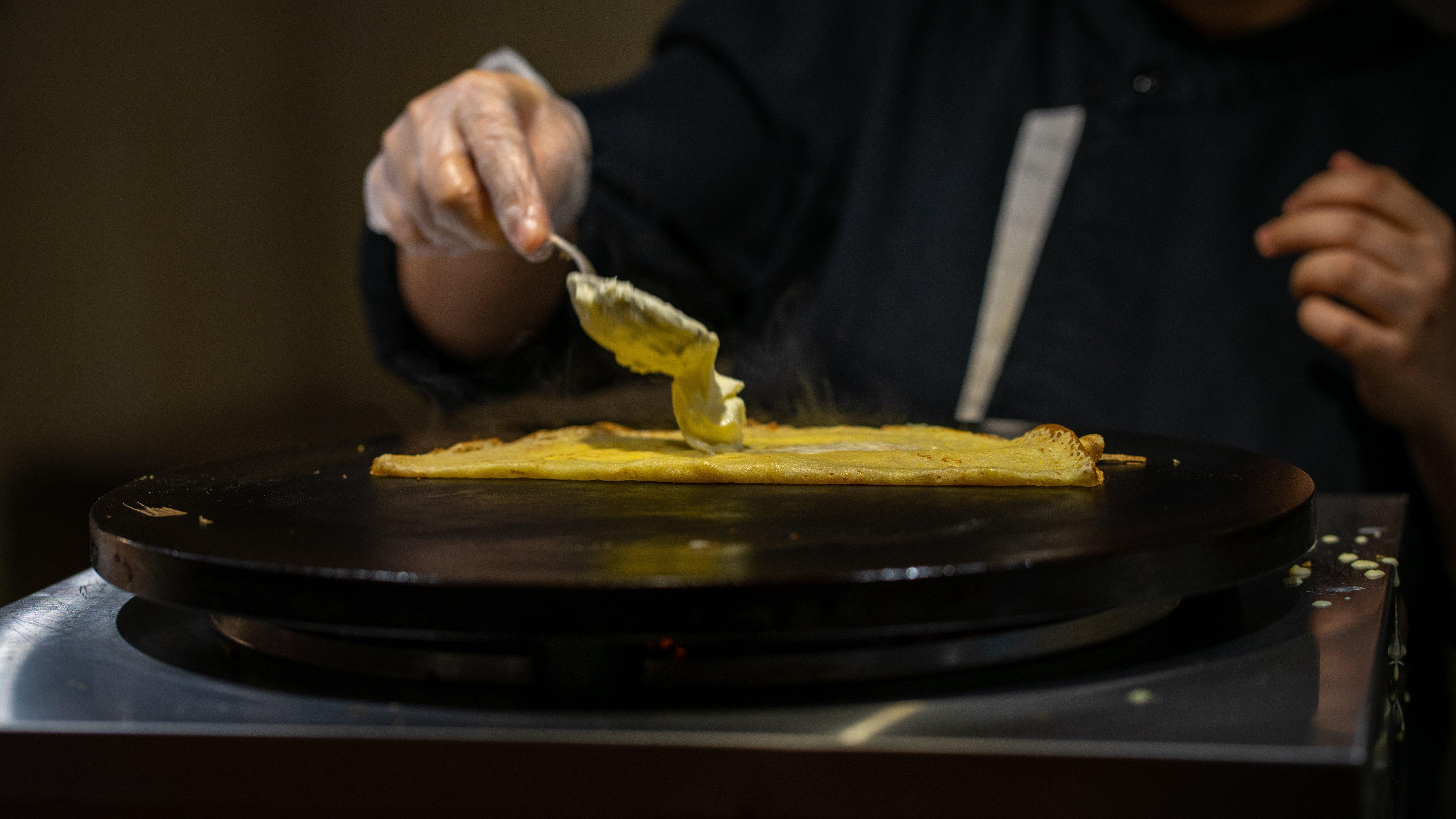 Crowne Plaza Dubai Deira, an IHG Hotel Bagian luar foto A crêpe being spread with butter