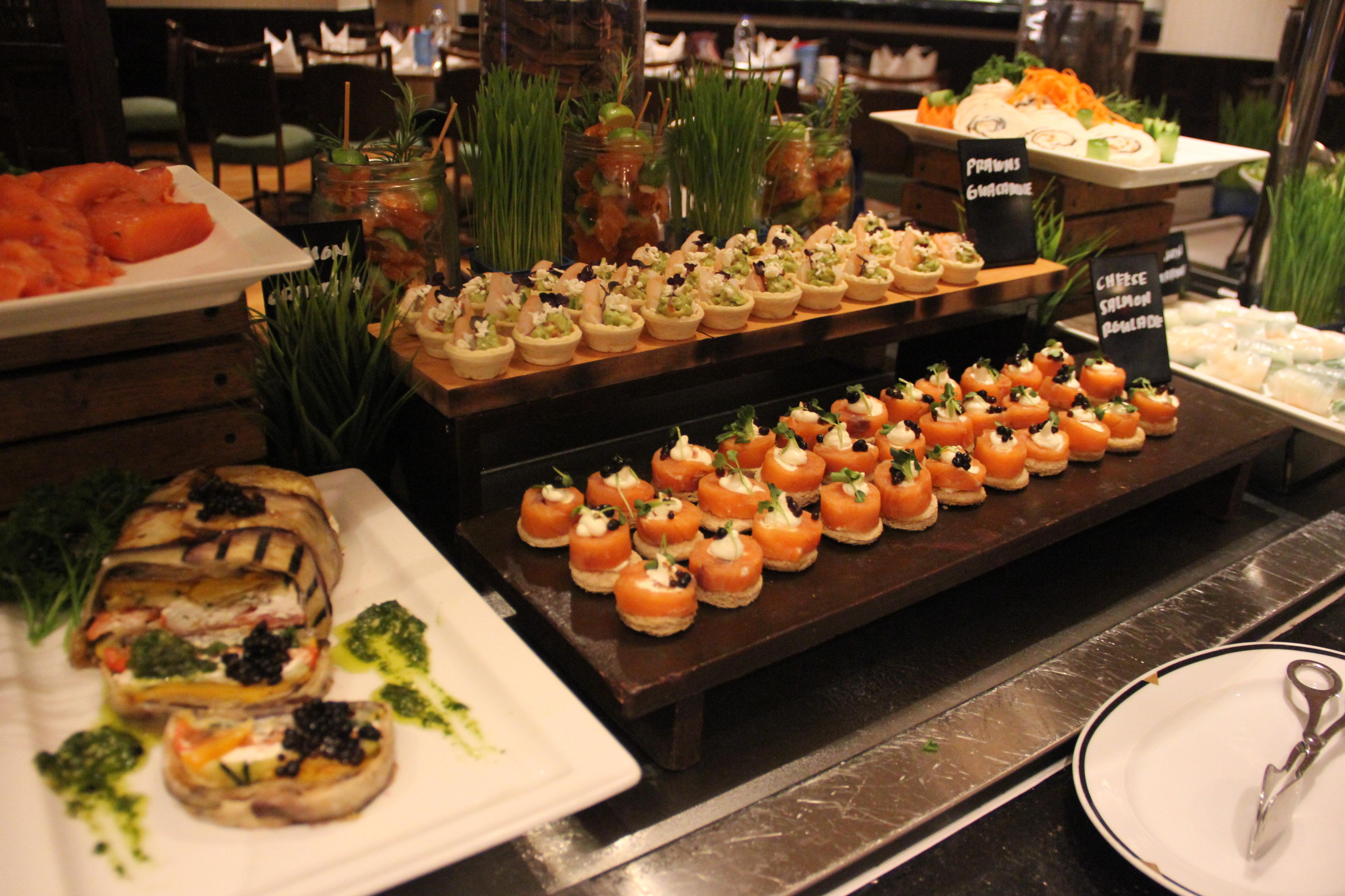 Crowne Plaza Dubai Deira, an IHG Hotel Bagian luar foto Canapés at a buffet