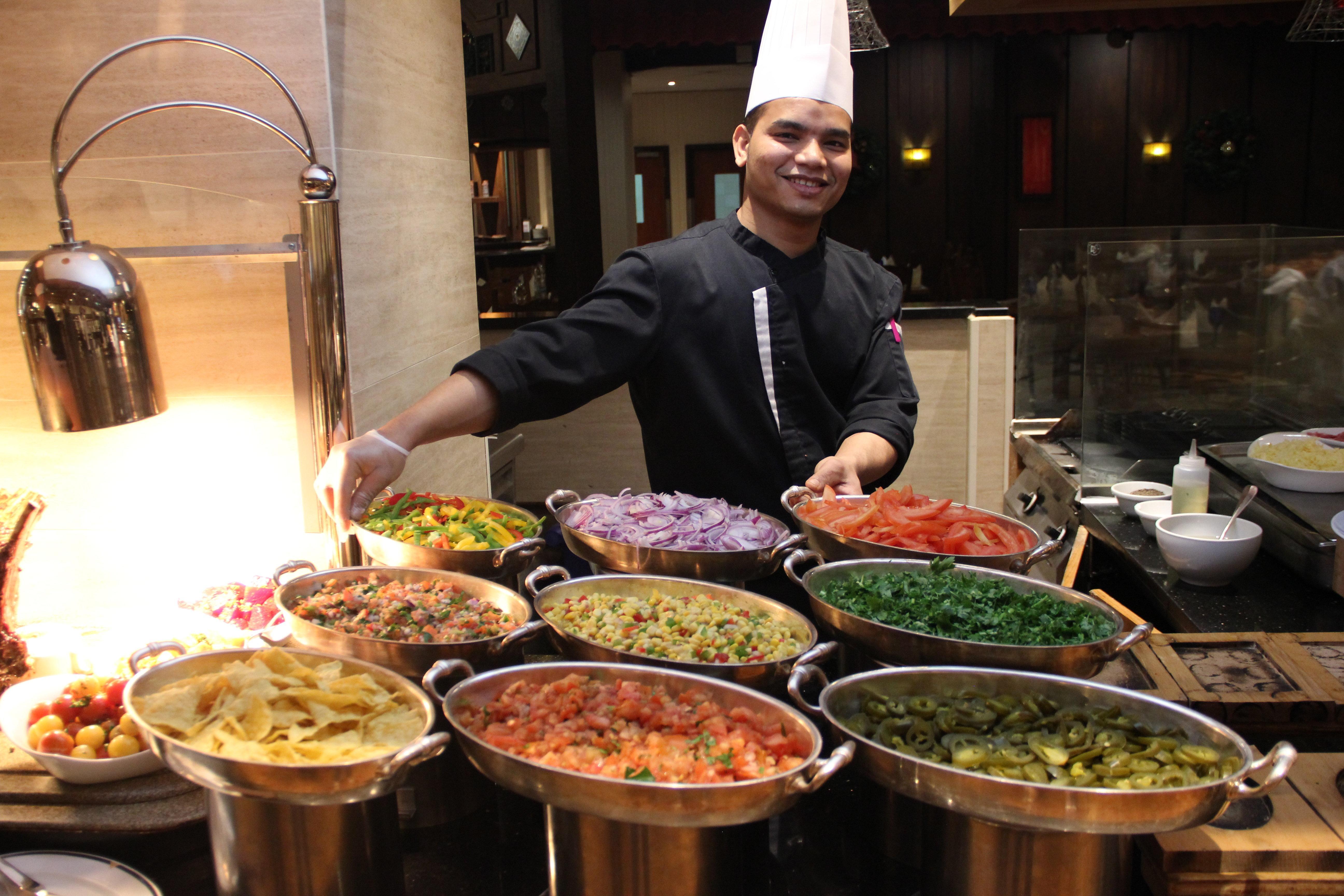 Crowne Plaza Dubai Deira, an IHG Hotel Bagian luar foto A chef at a buffet