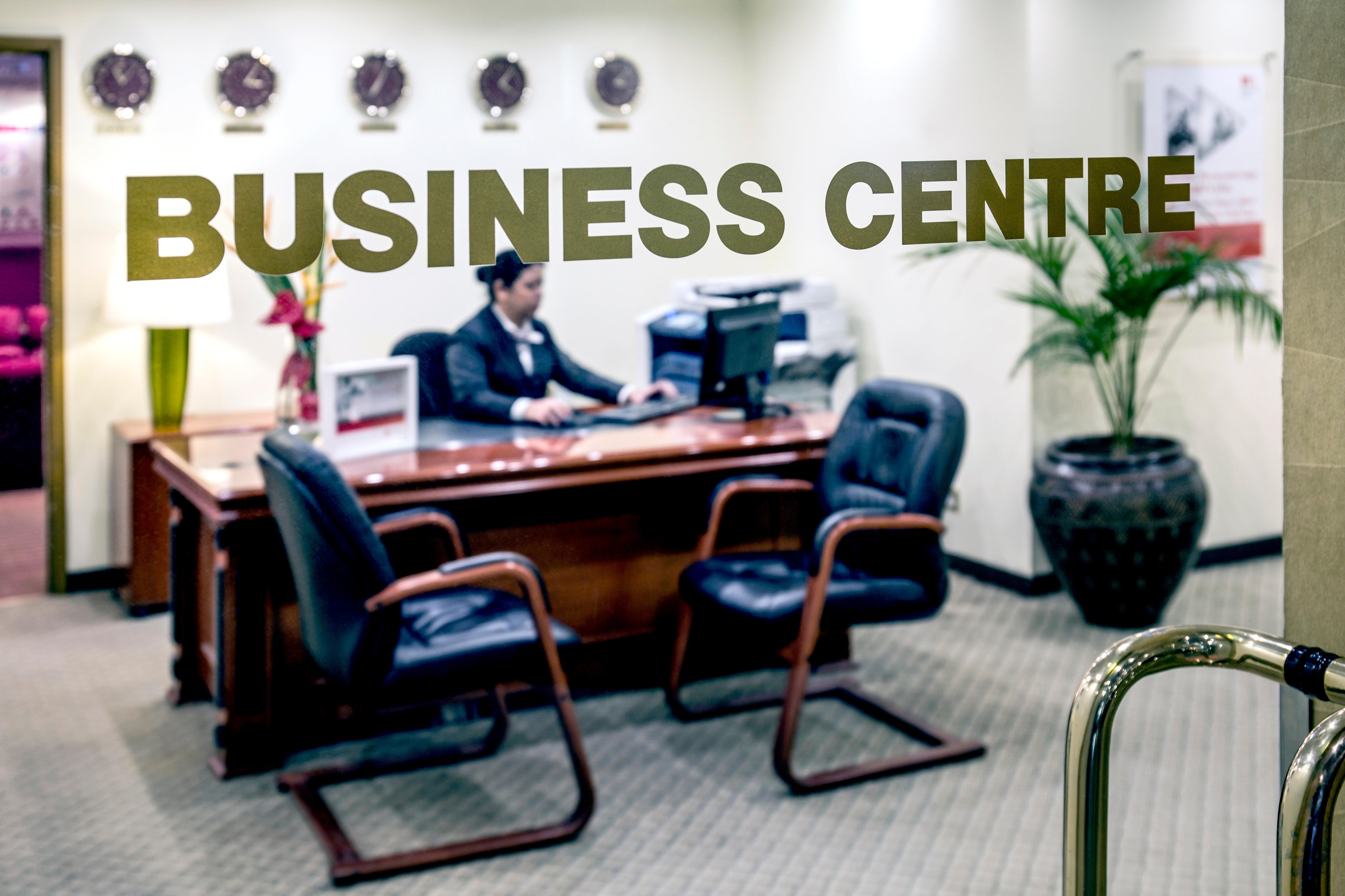 Crowne Plaza Dubai Deira, an IHG Hotel Bagian luar foto A business centre