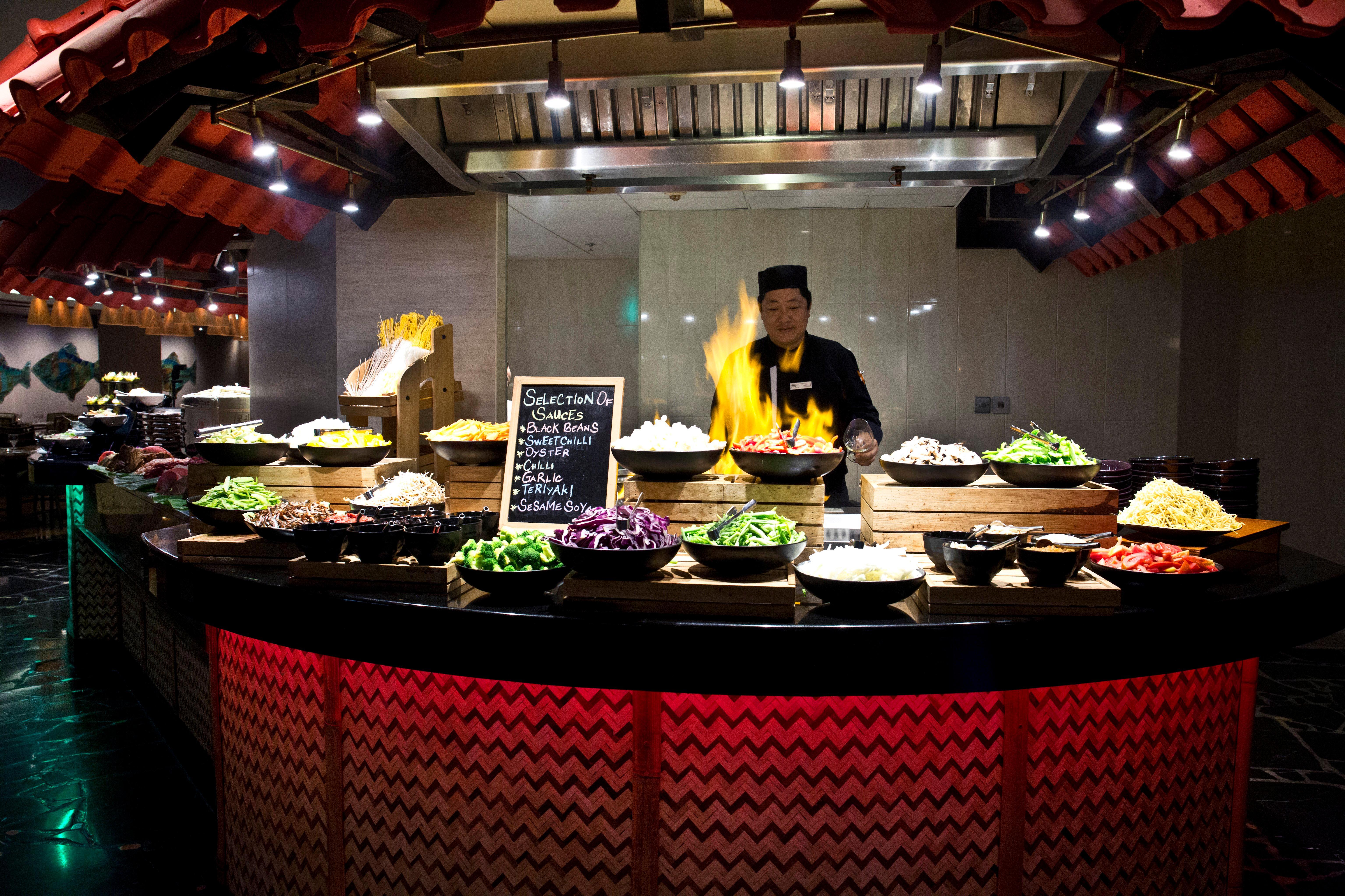 Crowne Plaza Dubai Deira, an IHG Hotel Bagian luar foto A live kitchen at a hotel