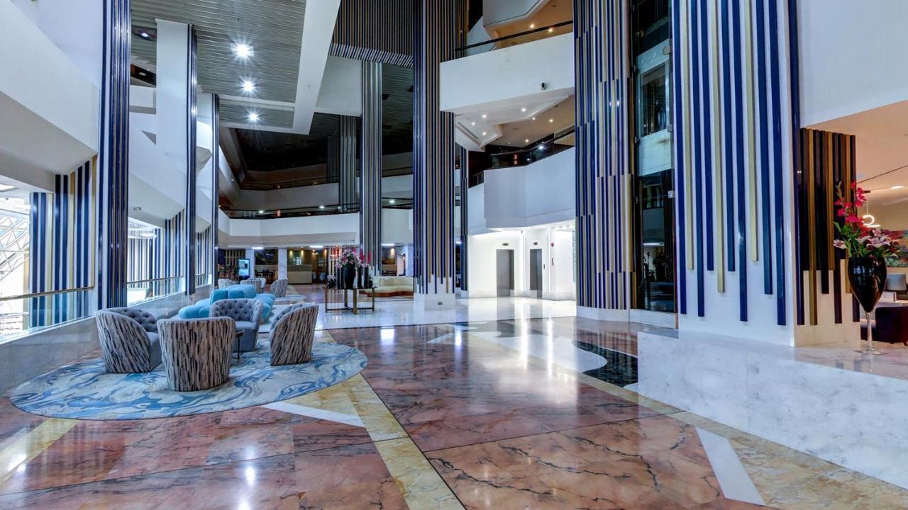 Crowne Plaza Dubai Deira, an IHG Hotel Bagian luar foto The lobby of the hotel