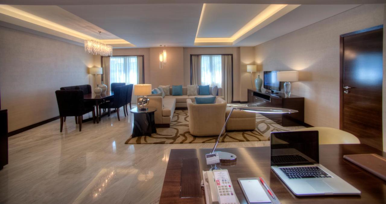 Crowne Plaza Dubai Deira, an IHG Hotel Bagian luar foto A suite at the hotel