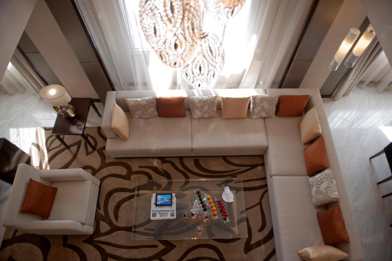 Crowne Plaza Dubai Deira, an IHG Hotel Bagian luar foto A living room in a suite at the Ritz-Carlton, Dubai
