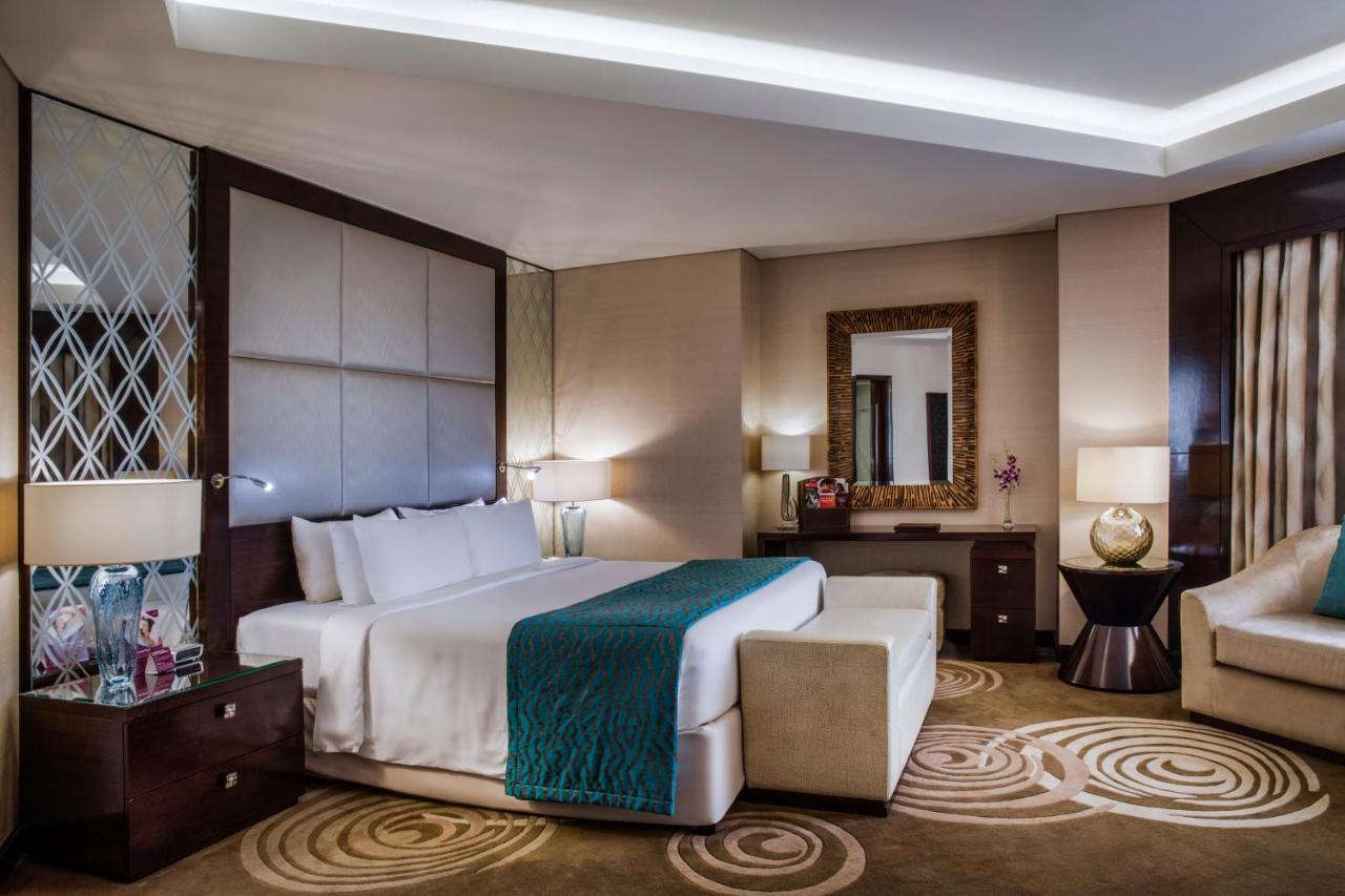 Crowne Plaza Dubai Deira, an IHG Hotel Bagian luar foto A bedroom at the hotel