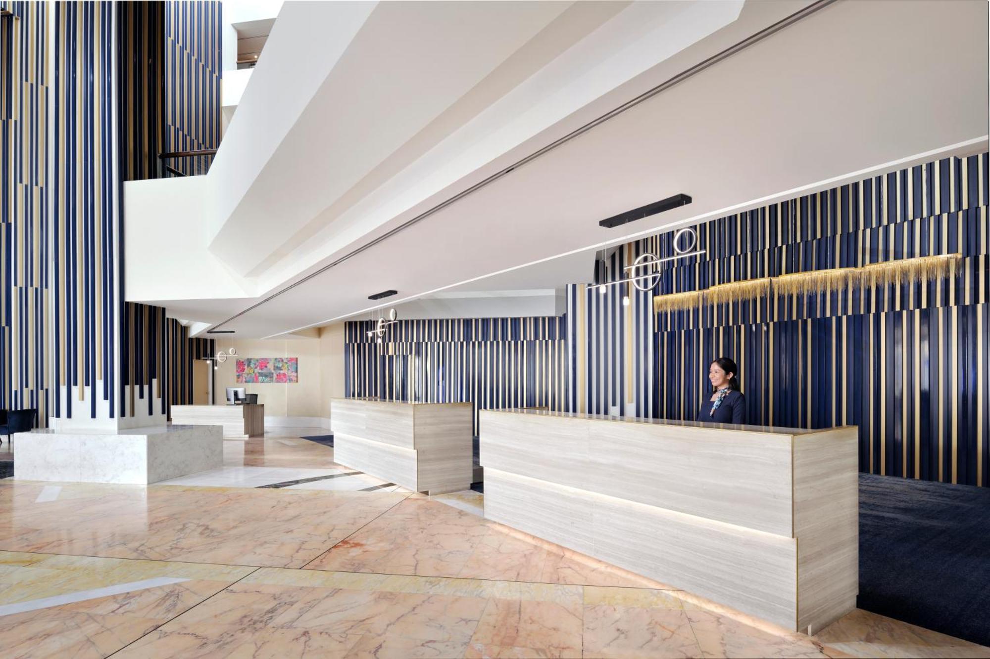 Crowne Plaza Dubai Deira, an IHG Hotel Bagian luar foto The lobby of the hotel
