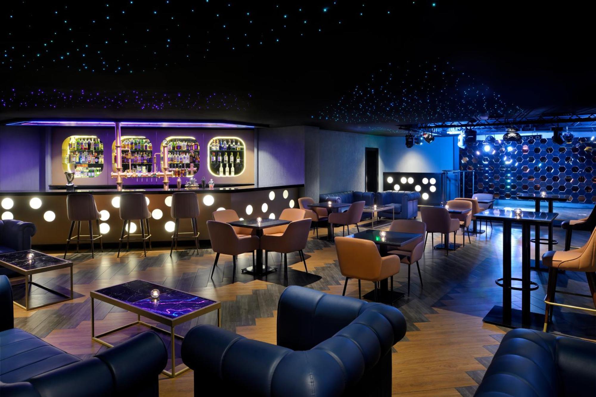 Crowne Plaza Dubai Deira, an IHG Hotel Bagian luar foto The interior of the bar
